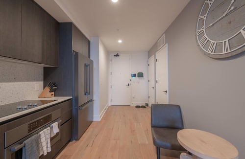 Rainey Street Historic District Condo | Floor 22 King, Rooftop Pool, Free Cabanas, Dogs OK