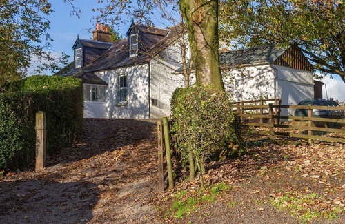 Thornhill Cottage | Floors Farmhouse - a house that sleeps 6 guests in 3 bedrooms
