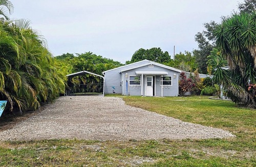 Palmetto Cottage | Florida Charm Minifarm🐓 HotTub-POOL-Chickens! Near I75, I275. Pets, trailers OK