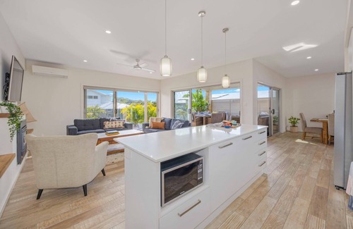 Mid North Coast Waterfront House | Flynns Executive Coastal Home - pool, beach, aircon
