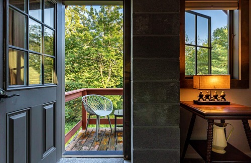 Austerlitz Cabin | Fog Hill Cabin is a peaceful retreat set in a forest landscape. Stargazing Bliss