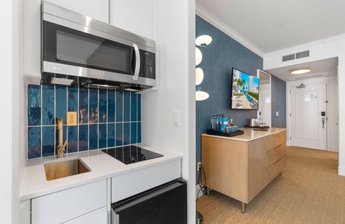 Mid Beach Apartment | Fontainebleau Jr Suite Ocean View