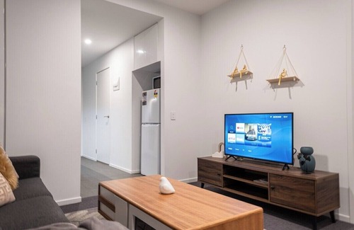 Footscray Apartment | Footscray pool pleasant &Bright 2BR2BA apt