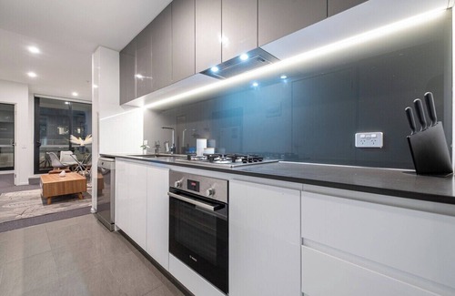 Footscray Apartment | Footscray pool pleasant &Bright 2BR2BA apt