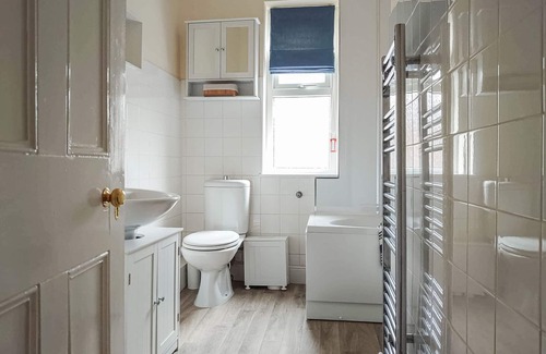 Cromer Cottage | Footsteps away from sandy toes and some great places to eat, drink and shop.