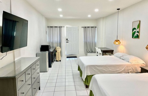 Montego Bay Hotel | Footsteps to Beach, AC, Fast Wi-Fi, Hot Water