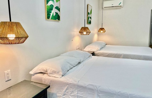 Montego Bay Hotel | Footsteps to Beach, AC, Fast Wi-Fi, Hot Water