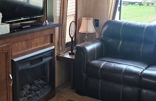 Necedah RV Rental | For 6 people Castle R Lake 30 min to Dells BBQ & boat fishing guide available.