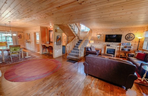 Lazy Acres House | Forest Edge Retreat - Roam Property Management