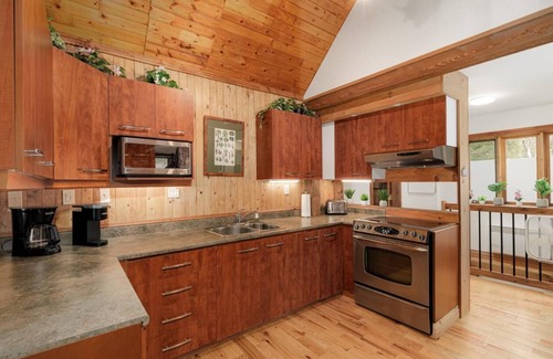 Nominingue Ski Chalet | Forest & kayak family cottage