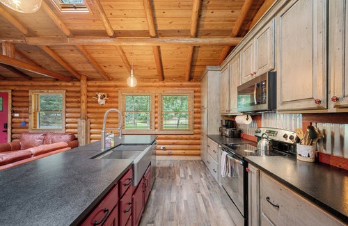 Kabletown Cabin | Forest Log Cabin Dogs Friendly 3bd/2b