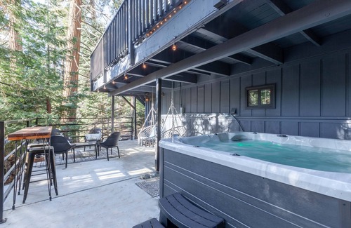 Lake Arrowhead Cottage | Forest Moon Chalet. Designer & Pet Friendly Luxury 3 Bdrm. w/Hot Tub