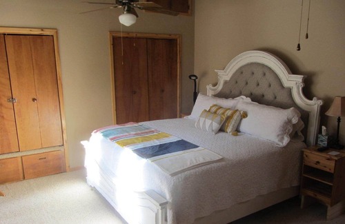 Ponderosa Pines House | Forest View - 4 bedroom, skiing, fishing, hiking, wildlife. STR permit #1061