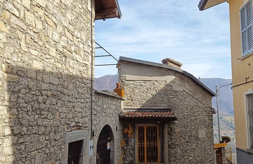 Ramponio Verna House | Former barn with garden and magnificent view of the lake, ideal starting point for trekking.