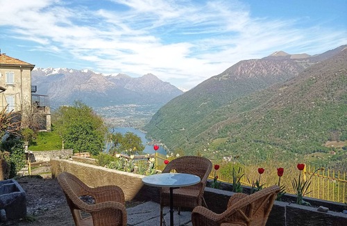 Ramponio Verna House | Former barn with garden and magnificent view of the lake, ideal starting point for trekking.