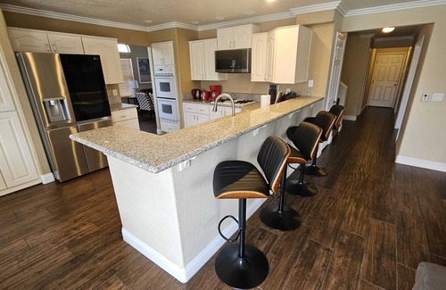Green Valley North House | FORMULA 1, LUXURY HOUSE, 5 Bedroom, GIANT Pool, 1/4 Acre, 65-85" TV, 500mbpWIFI