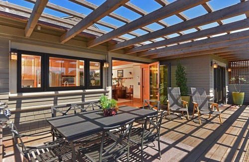 Mission Hills House | FORT 1 Craftsman on the Woods - Quiet, Restful Hideaway Centrally Located
