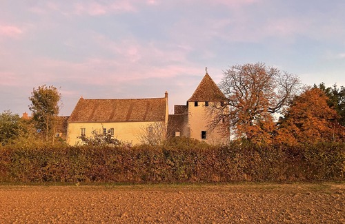 Roinville House | Fortified manor with fields as far as the eye can see