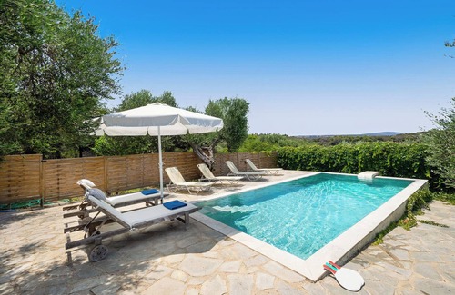 Chorafakia Villa | Fortino Villa, 1 BD and attic, pool, near the sand