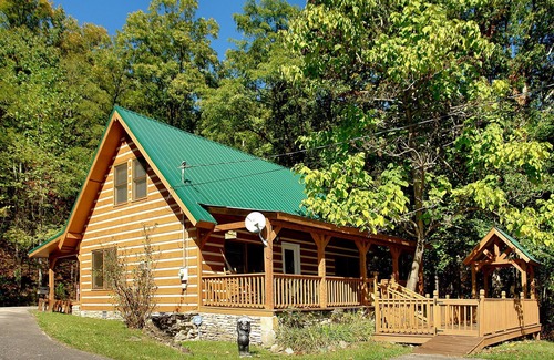 Cosby Cabin | Four Bedroom Cabin in Cosby,TN. Very Private with Beautiful Views of the Smokies