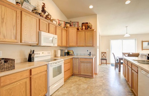 Raymond Apartment | Four Bedroom Home with Hot Tub and Views