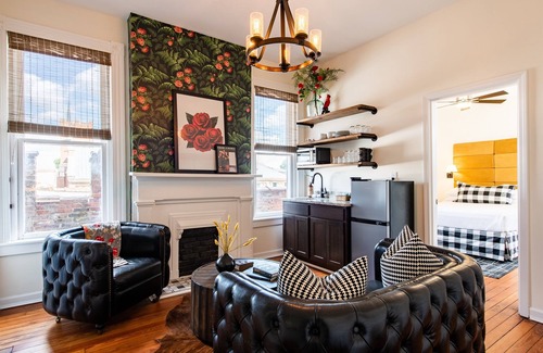 Versailles Hotel | Four Roses Suite, The Woodford Hotel