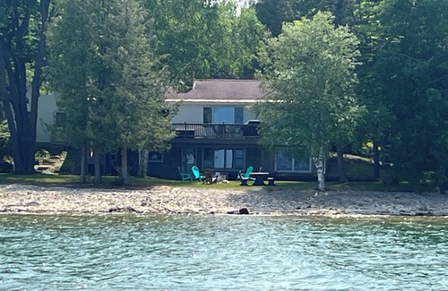Alpena House | FOUR SEASON LAKE FRONT HOME - FAMILY HOLIDAYS