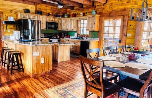 Shenandoah Cabin | Fox Den Cabin Sleeps up to 18 ADA Compliant main floor w/Hot Tub