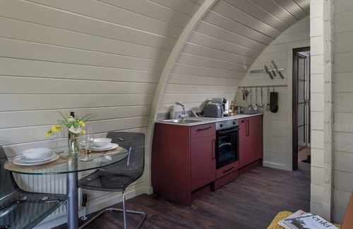 Malmesbury Cabin | Foxes Den | Hot Tub Stay in the Cotswolds