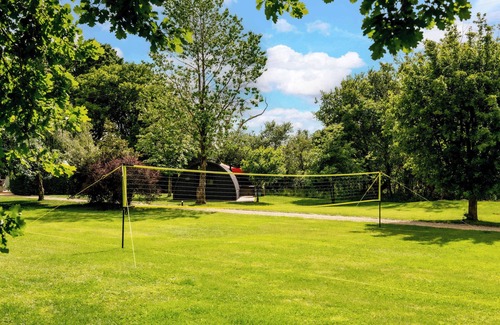 Malmesbury Cabin | Foxes Den | Hot Tub Stay in the Cotswolds