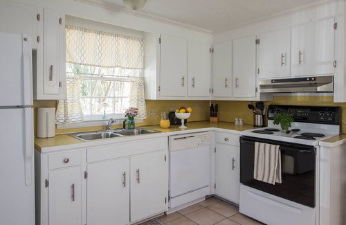 Hendersonville Cottage | Foxhole Cottage - Close to downtown