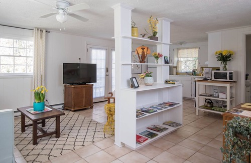 Hendersonville Cottage | Foxhole Cottage - Close to downtown