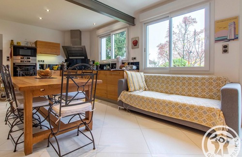 Saint-Georges-des-Gardes Cottage | Charming Cottage near Historic Sites with Garden and Modern Amenities