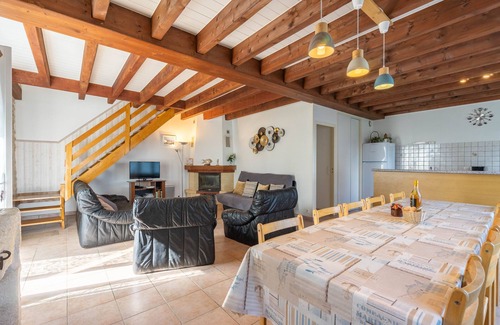 La Gripperie-Saint-Symphorien House | Small House 'Grands Gites 16 Persons' with Private Terrace, Private Garden and Wi-Fi