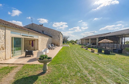 La Gripperie-Saint-Symphorien House | Small House 'Grands Gites 16 Persons' with Private Terrace, Private Garden and Wi-Fi