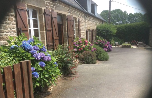Saint-Georges-de-Reintembault Cottage | Beautiful rural houses for 14+ people - with private pool - heated April-September