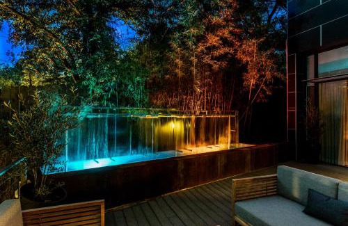 Travis Heights Hotel | Frame Hotel - Treehouse