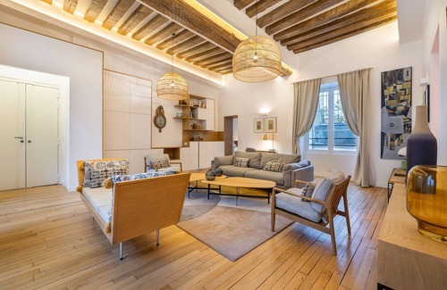 Arsenal Apartment | François de Sales, 2BR/2BA, 6 people