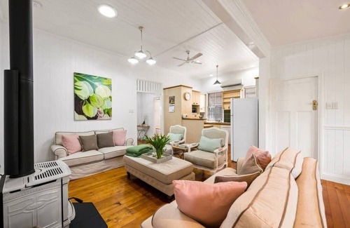 East Toowoomba House | Frangipani House - 3 bedroom Classic, Large, Comfy Queenslander in East Toowoomba