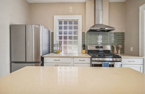 Olde Towne East House | Franklin Park Tudor 5BD w Sunroom, Nationwide, OSU, Pet friendly, Fenced yard