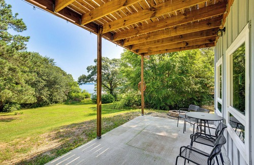 Berryville House | Frankston Vacation Rental: Walk to Lake Palestine!
