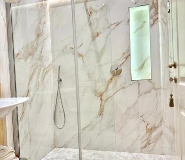 Rione III Colonna Apartment | Frattina Elegance Suite