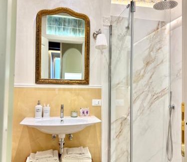 Rione III Colonna Apartment | Frattina Elegance Suite