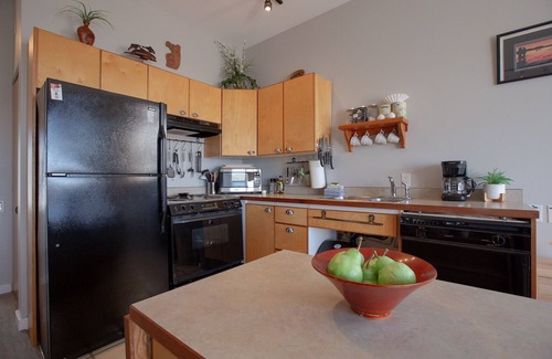 Tofino Condo | Fred Tibbs #17 I Ocean View I Fireplace I Downtown I Bakery I Cozy