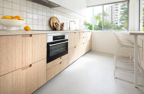 Surfers Paradise Apartment | Freddies - pet friendly! last minute discount!