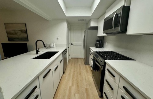 East Oak Hill House | Free $100 I 4 King BD I 4 Priv Bath I Duplex I Pet