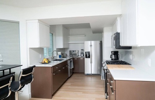 East Oak Hill House | Free $100 I 4 King BD I 4 Priv Bath I Duplex I Pet