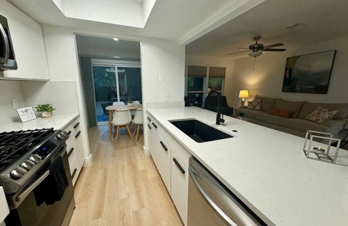 East Oak Hill House | Free $100 I 4 King BD I 4 Priv Bath I Duplex I Pet