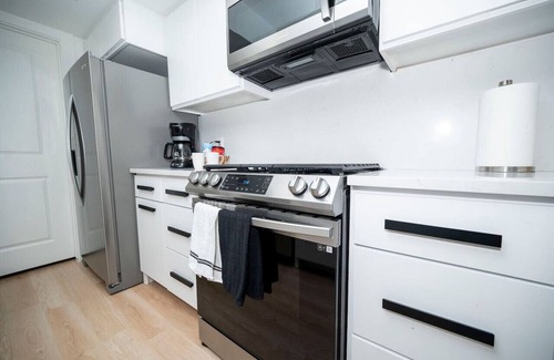 East Oak Hill House | Free $100 I 4 King BD I 4 Priv Bath I Duplex I Pet