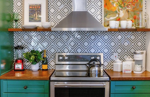 Thunderbolt Cottage | FREE Bikes & Stroll to Marina: The Shrimp Boat Couples Retreat, 5 Min to Sav